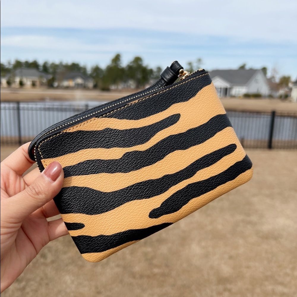 Coach Corner‎ Zip Wristlet With Tiger Print - Picture 3 of 5